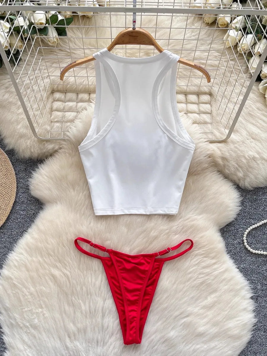 Ensemble de maillot de bain deux pièces Foamlina pour femme : haut style débardeur sans manches à motifs et bas bikini triangle.